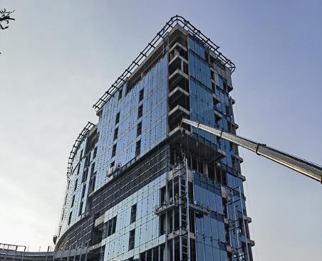 中国建筑第七工程局申请幕墙工程施工用单元幕墙装配装置专利，使得单元幕墙无需依赖其他吊装或搬运设备即可被安全、精准地自动移出建筑轮廓